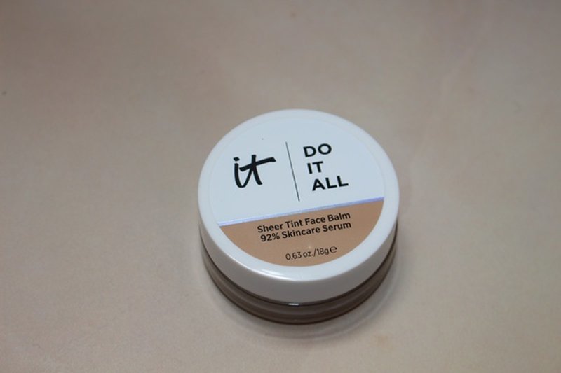 Compact pot packaging ideal for travel and touch-ups